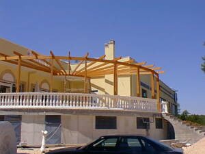 pergolato-in-Legno-Lamellare-in-villa-privata